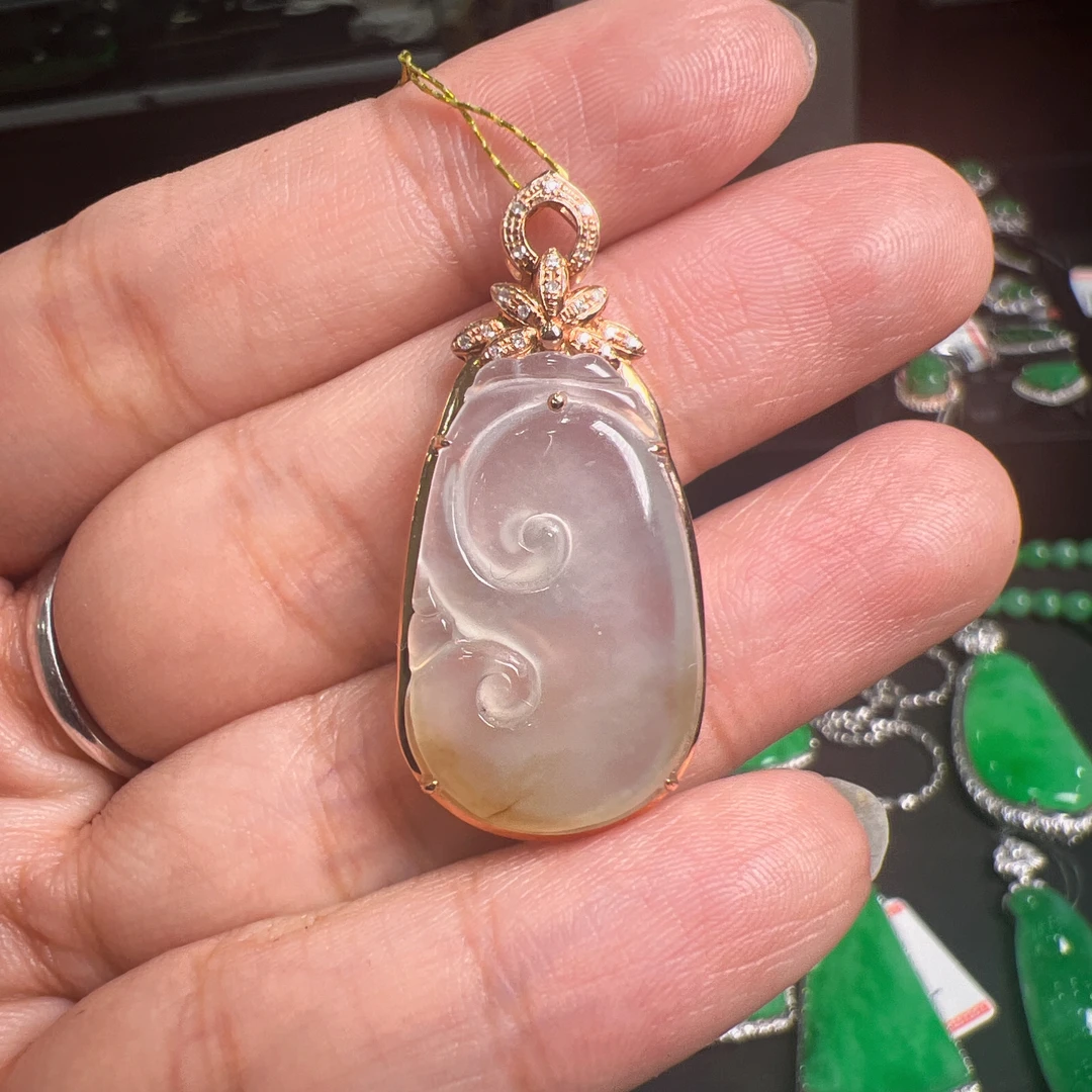 18k金钻石镶天然a货缅甸翡翠如意吊坠