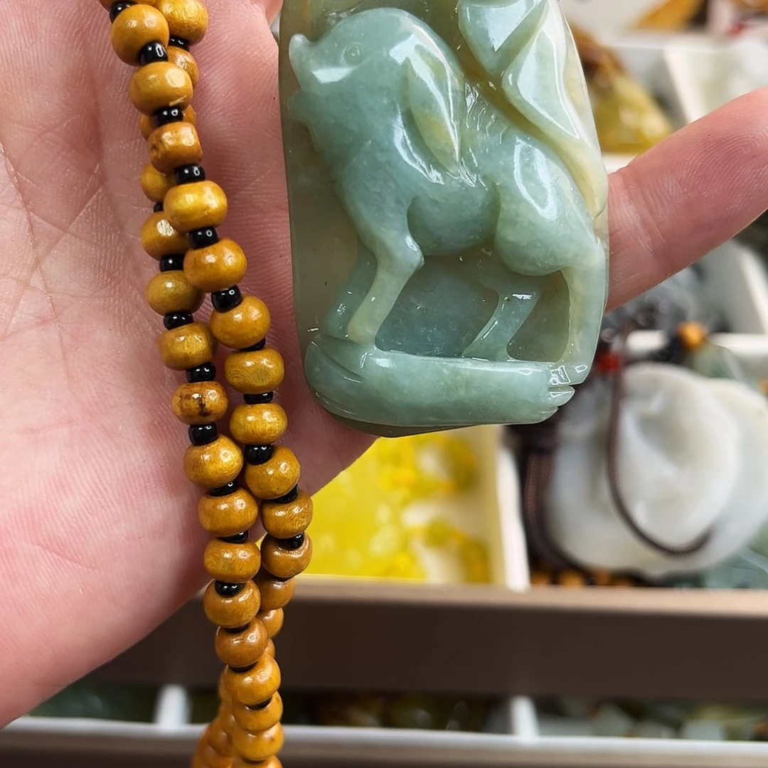 蛇纹石玉颈饰未镶嵌