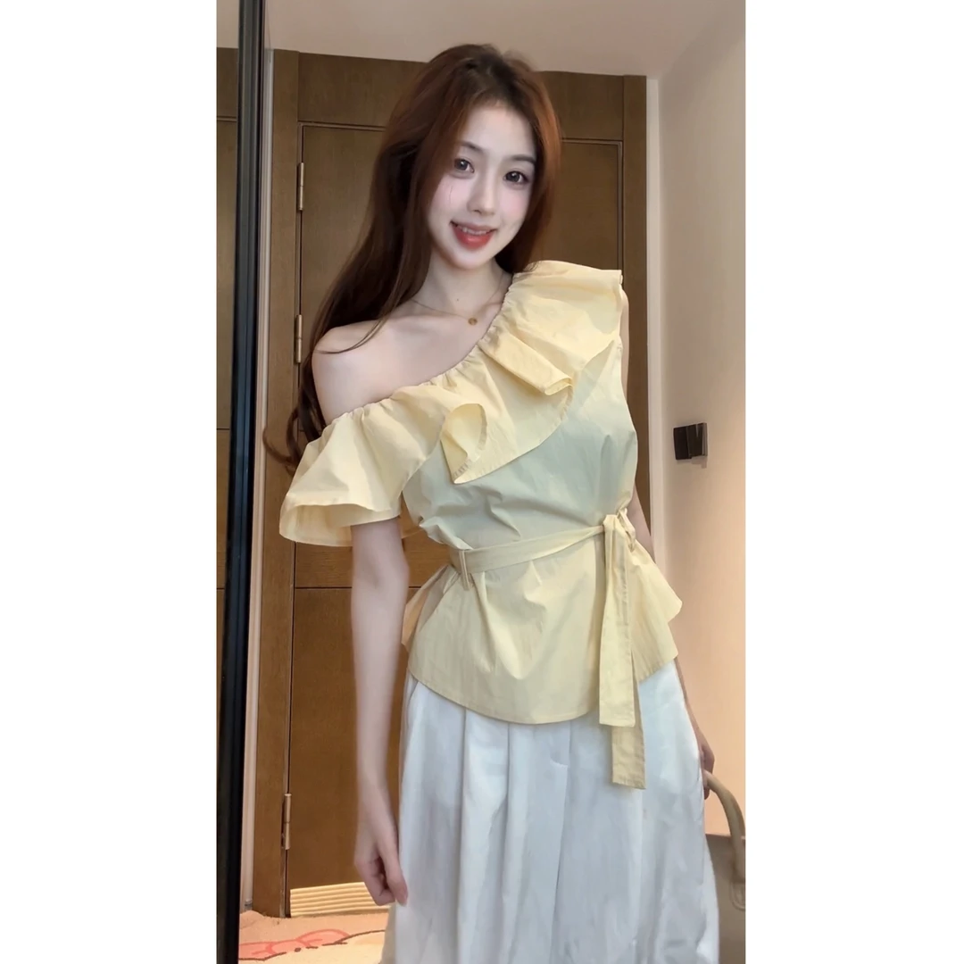 【XIAOBAWANG】设计感小众荷叶边斜肩T恤女2025收腰系带上衣W