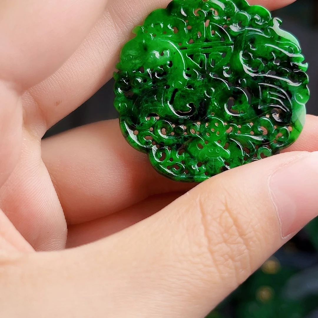 颈饰18K金镶嵌翡翠多样性