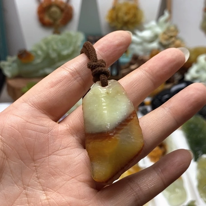 蛇纹石玉未镶嵌颈饰