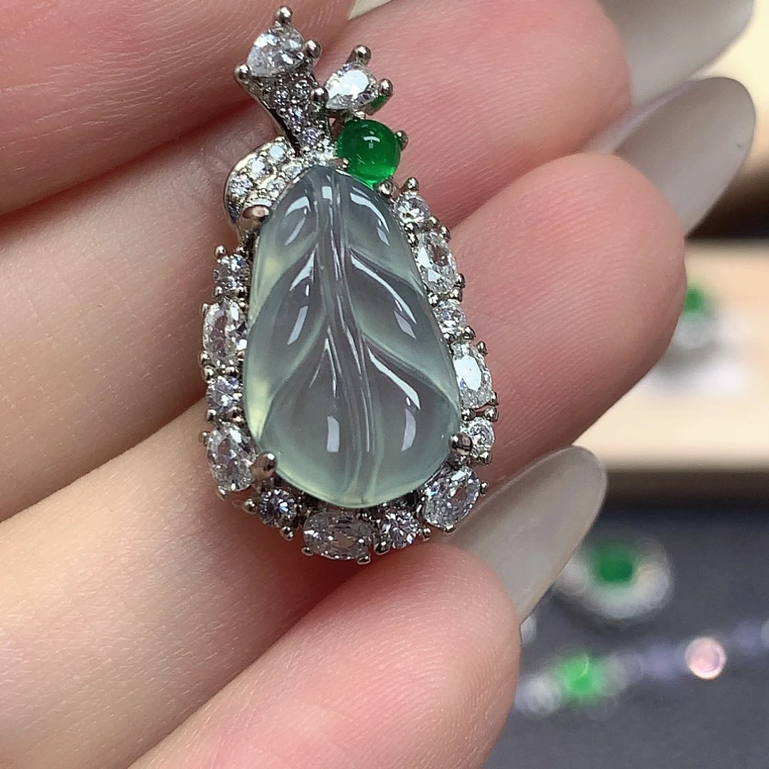 翡翠未镶嵌颈饰2、