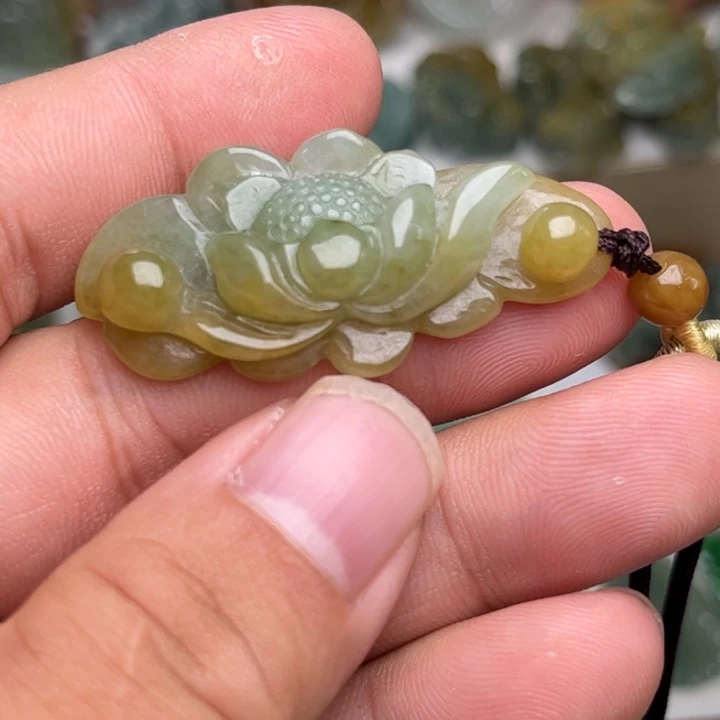 乄***〃翡翠未镶嵌颈饰荷花