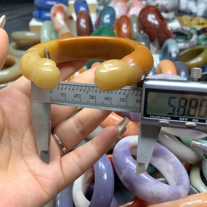 未镶嵌手镯石英质玉