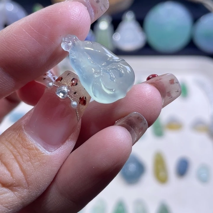 翡翠未镶嵌颈饰玉兰花