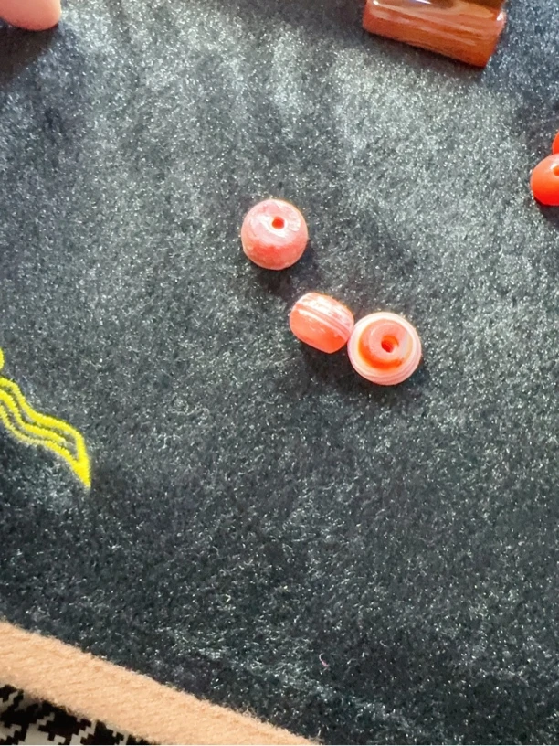 天然红玛瑙缠丝，颜色好看