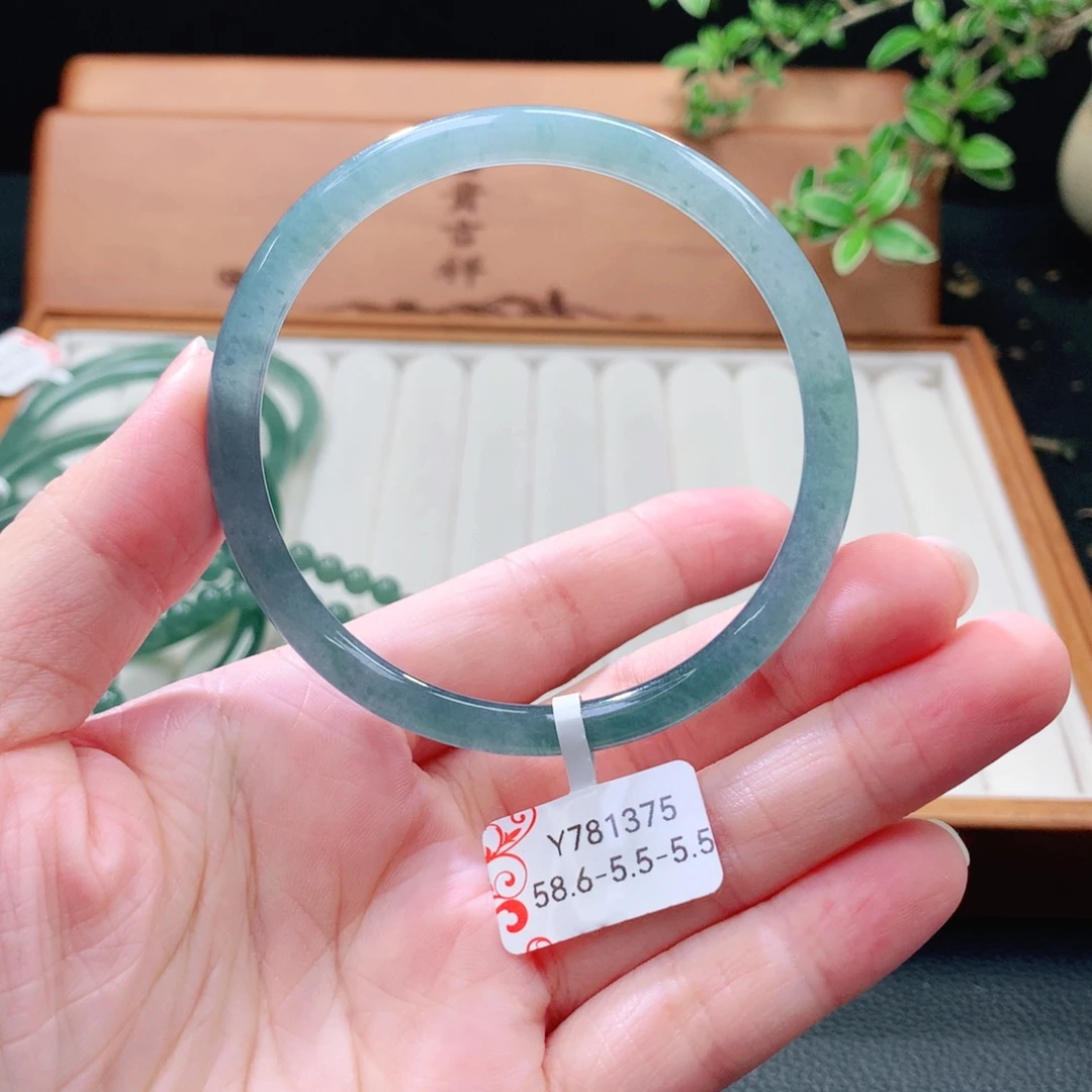 翡翠未镶嵌手镯（圆镯）