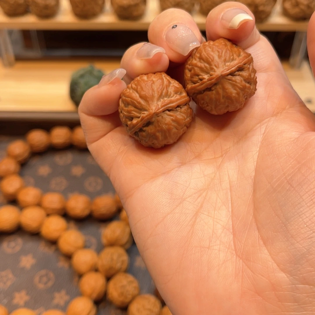 文玩核桃把件红宝石