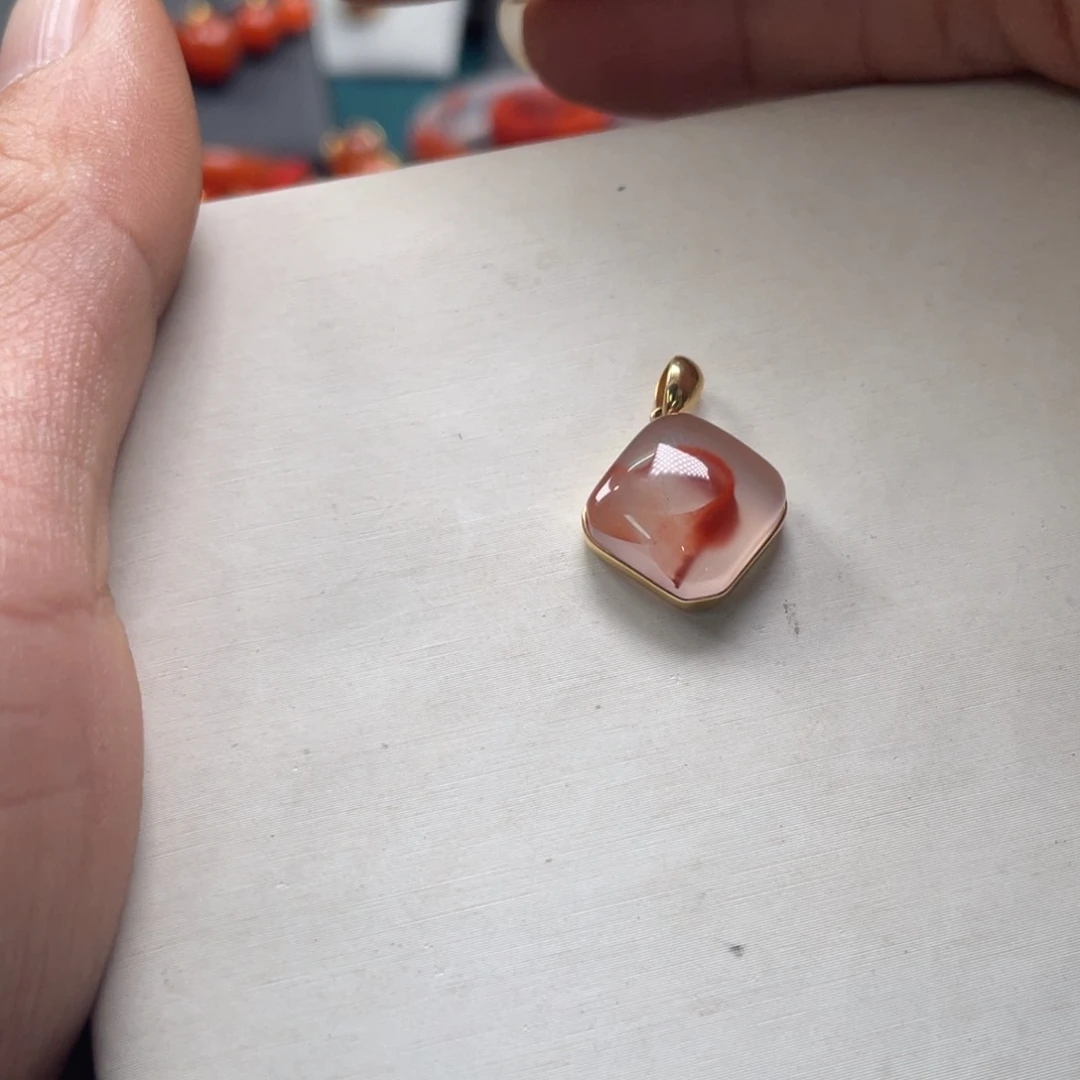 南红玛瑙川料白冰冰飘南红锦鲤鱼吊坠18K金镶嵌