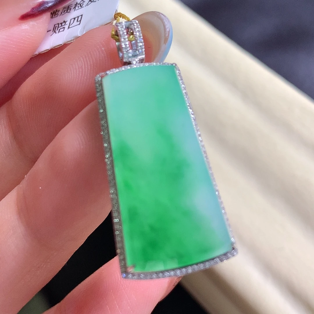 翡翠18K金镶嵌颈饰无事牌