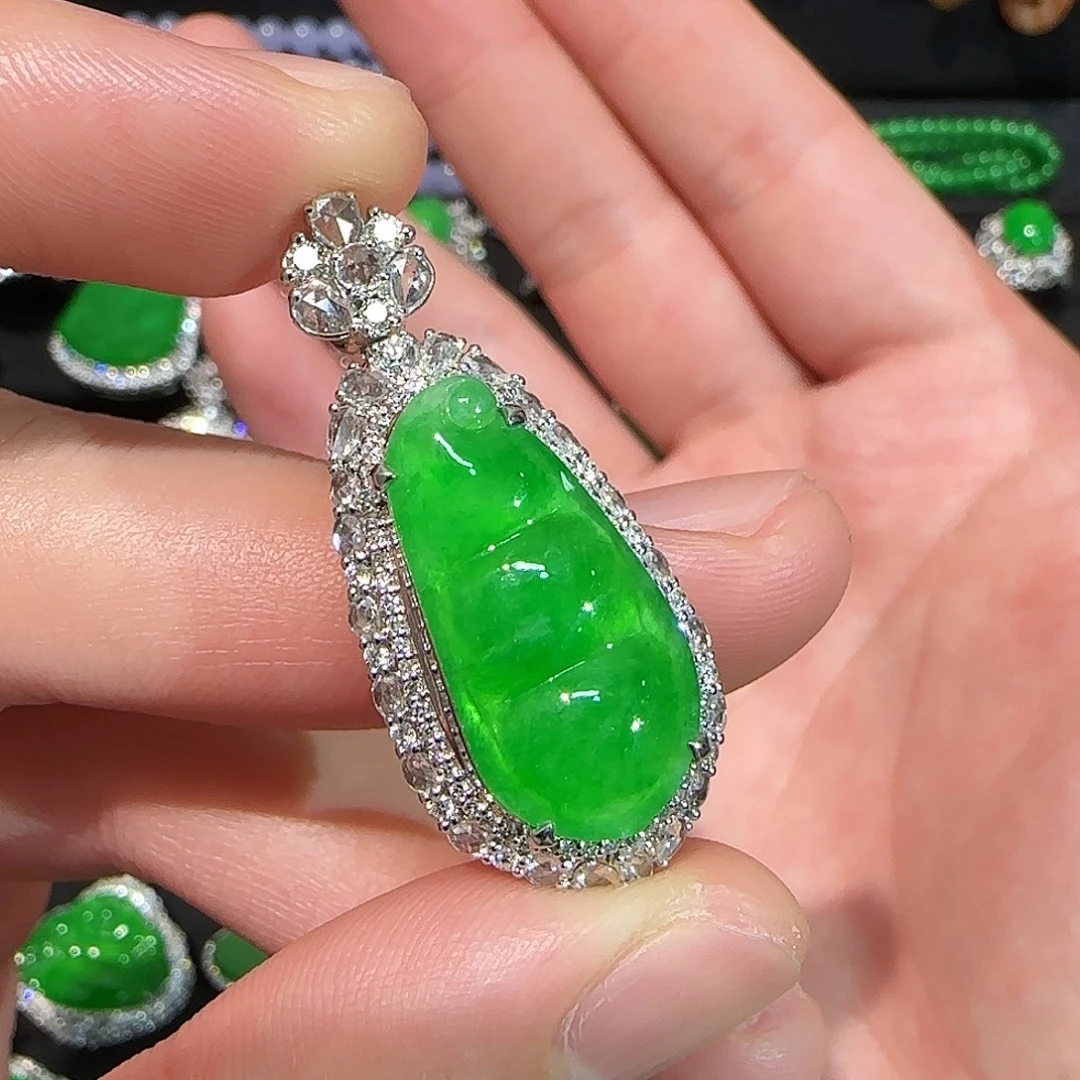 翡翠18K金镶嵌颈饰豆