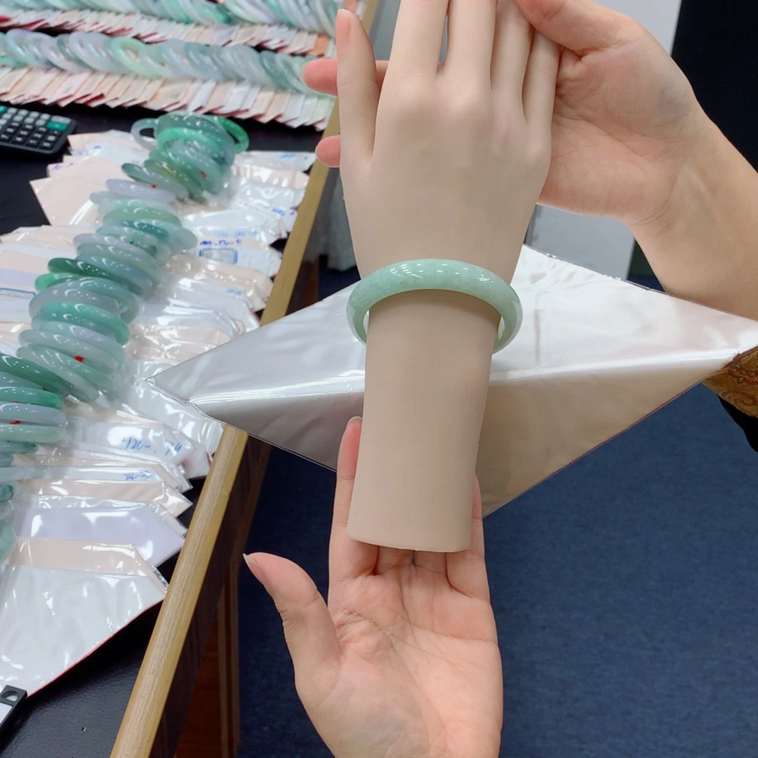 翡翠未镶嵌手镯48小时