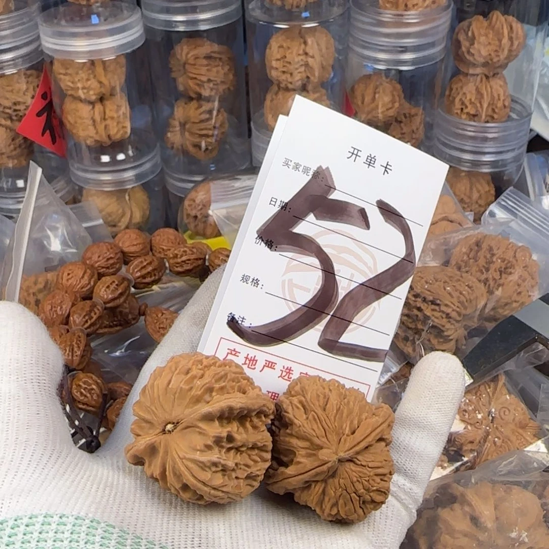 文玩核桃吊坠白狮子