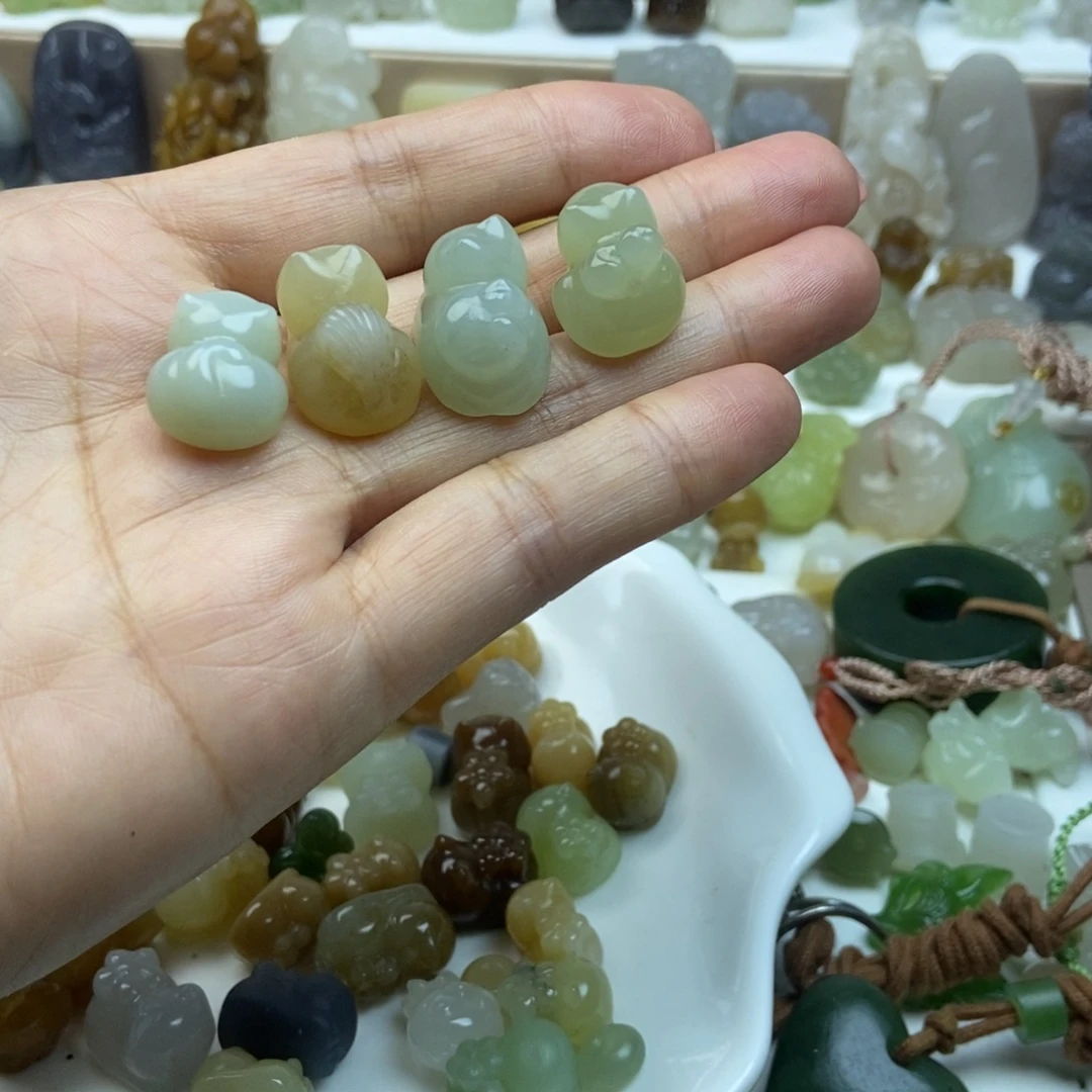 •***狗和田玉未镶嵌颈饰