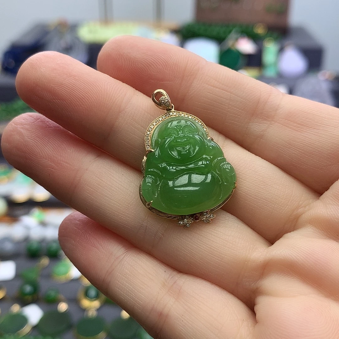 颈饰18K金镶嵌和田玉（碧玉）