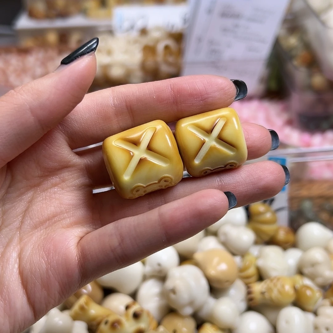 菩提根/象牙果吊坠小熊面包两颗瑕疵