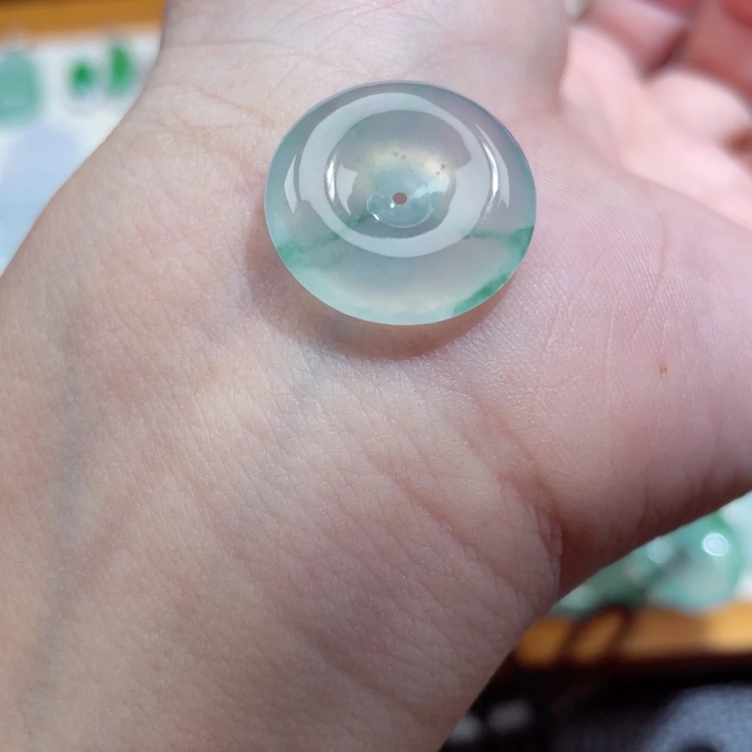翡翠未镶嵌颈饰平安扣