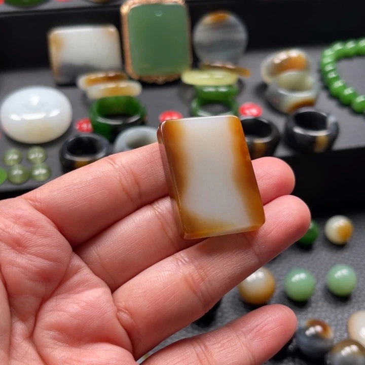 和田玉未镶嵌颈饰石*