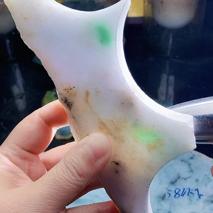 翡翠未镶嵌颈饰毛料16