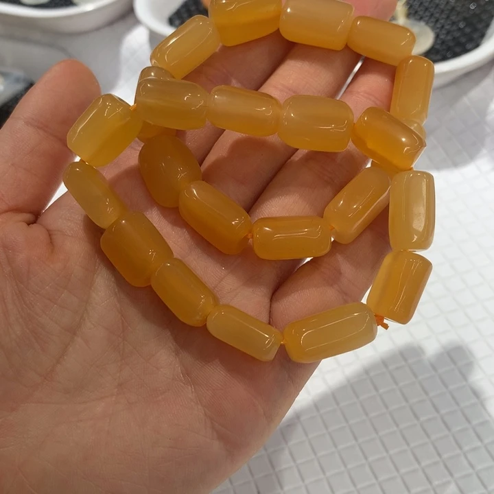 石英质玉（黄龙玉）未镶嵌颈饰