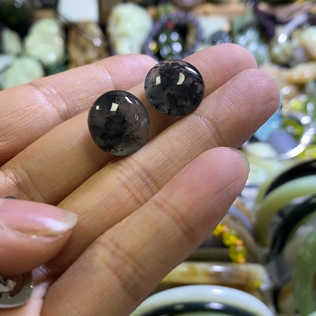 未镶嵌岫玉耳环一对
