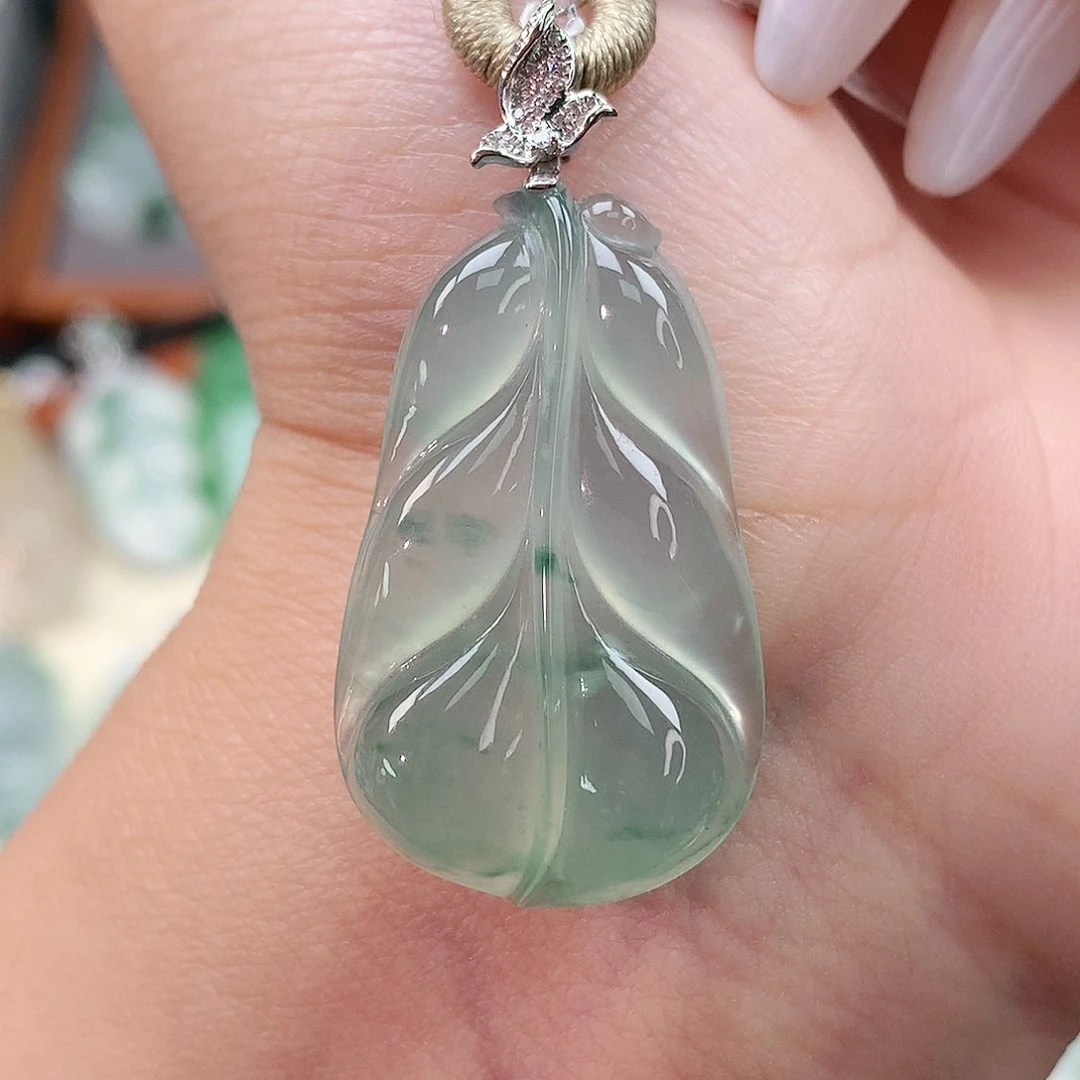 颈饰18K金镶嵌翡翠叶子