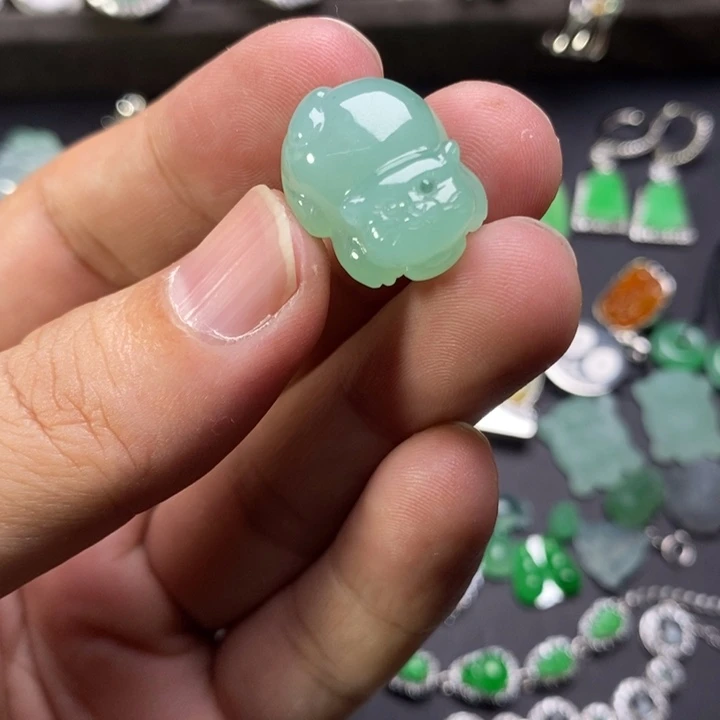 翡翠未镶嵌颈饰猫咪