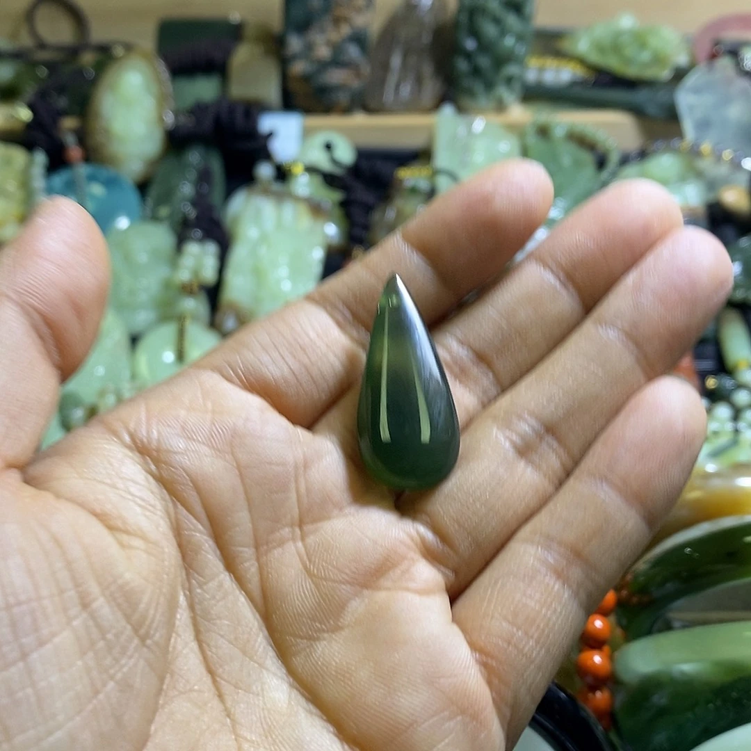 岫玉未镶嵌颈饰一个