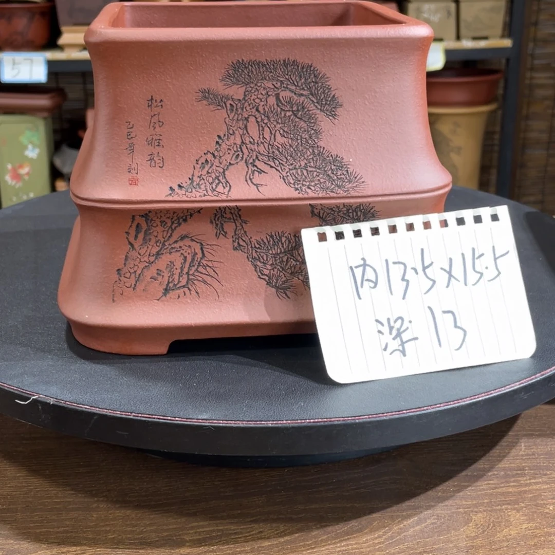 紫砂花盆在一起也