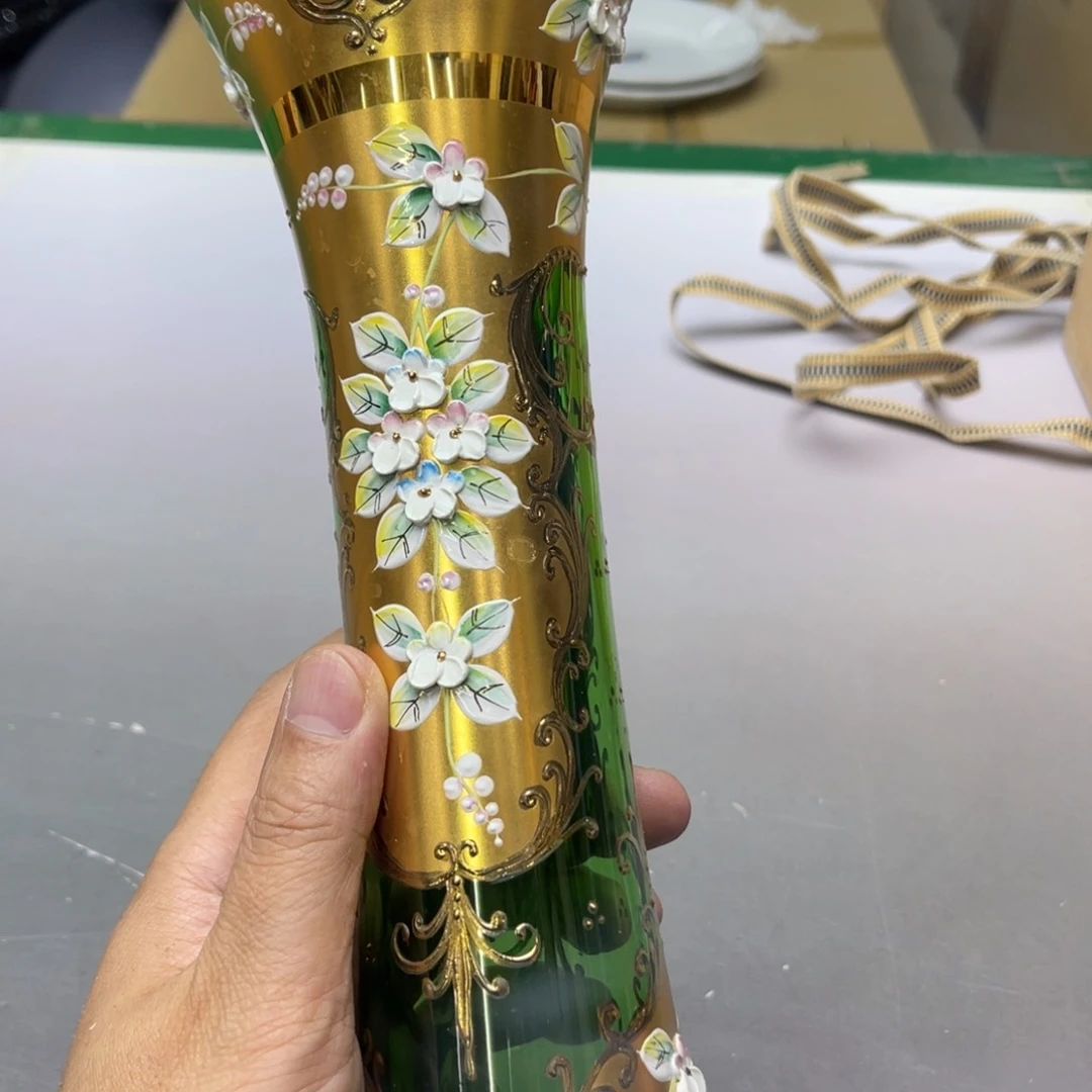 用***1瓷片密密麻麻地铺满一