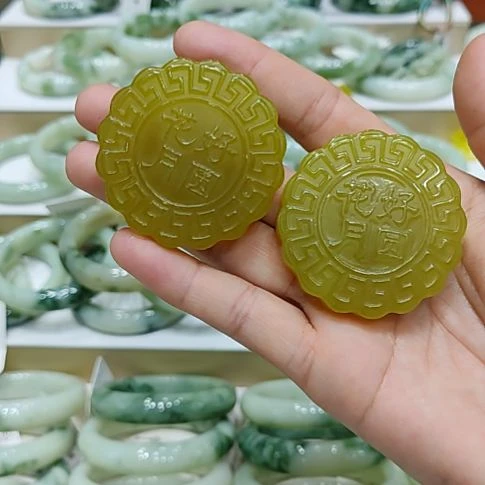 宇***贝未镶嵌蛇纹石玉颈饰