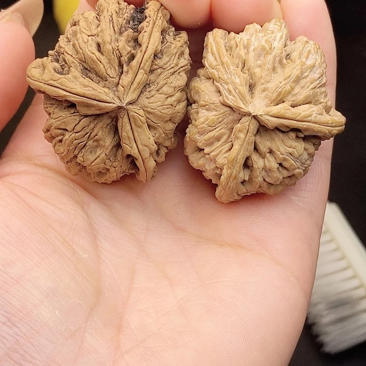文玩核桃吊坠左**子色差有黄不退不换