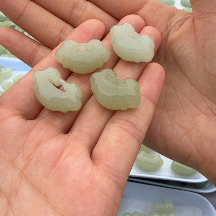 和田玉未镶嵌颈饰多样性，发一件