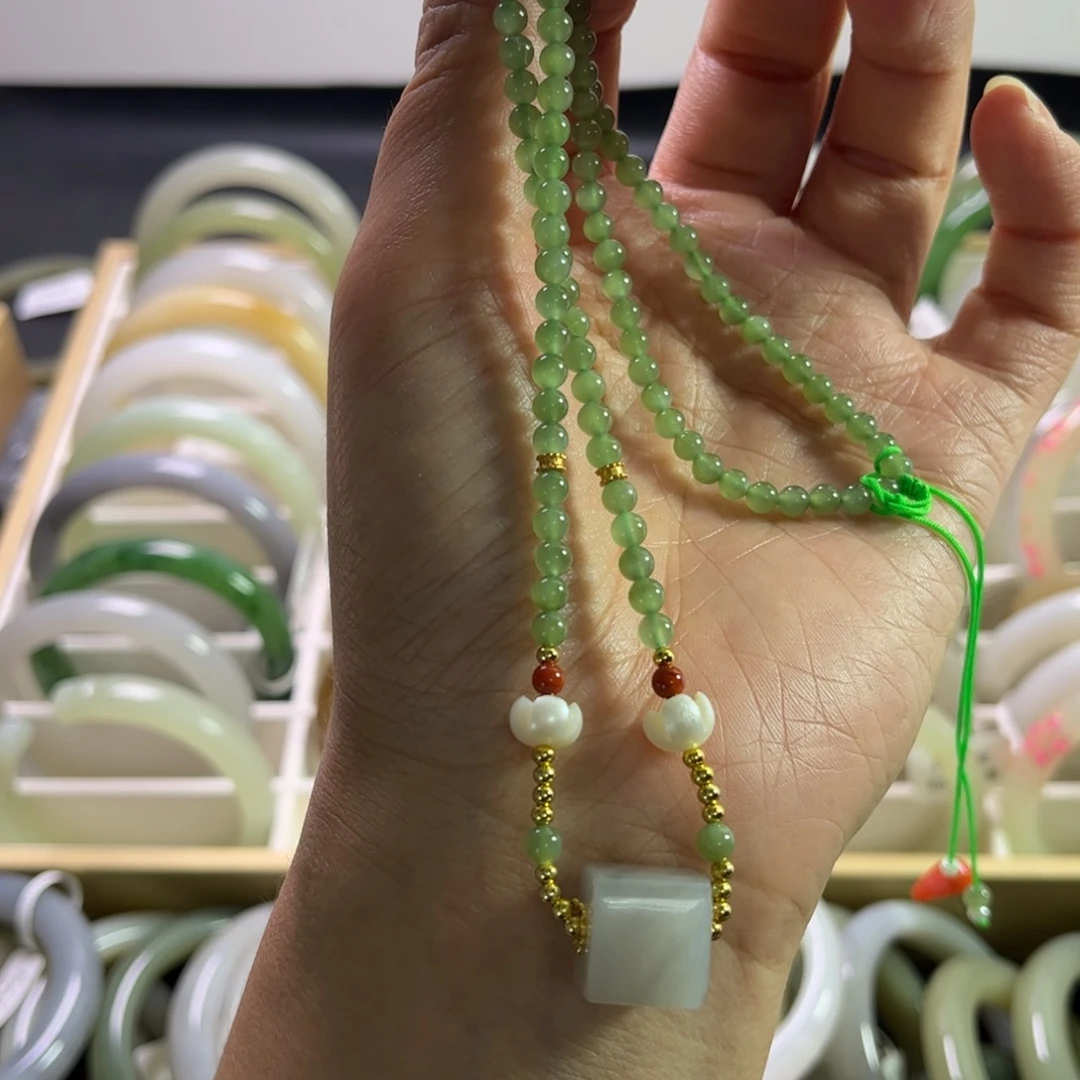 和田玉未镶嵌吊坠(赠链)