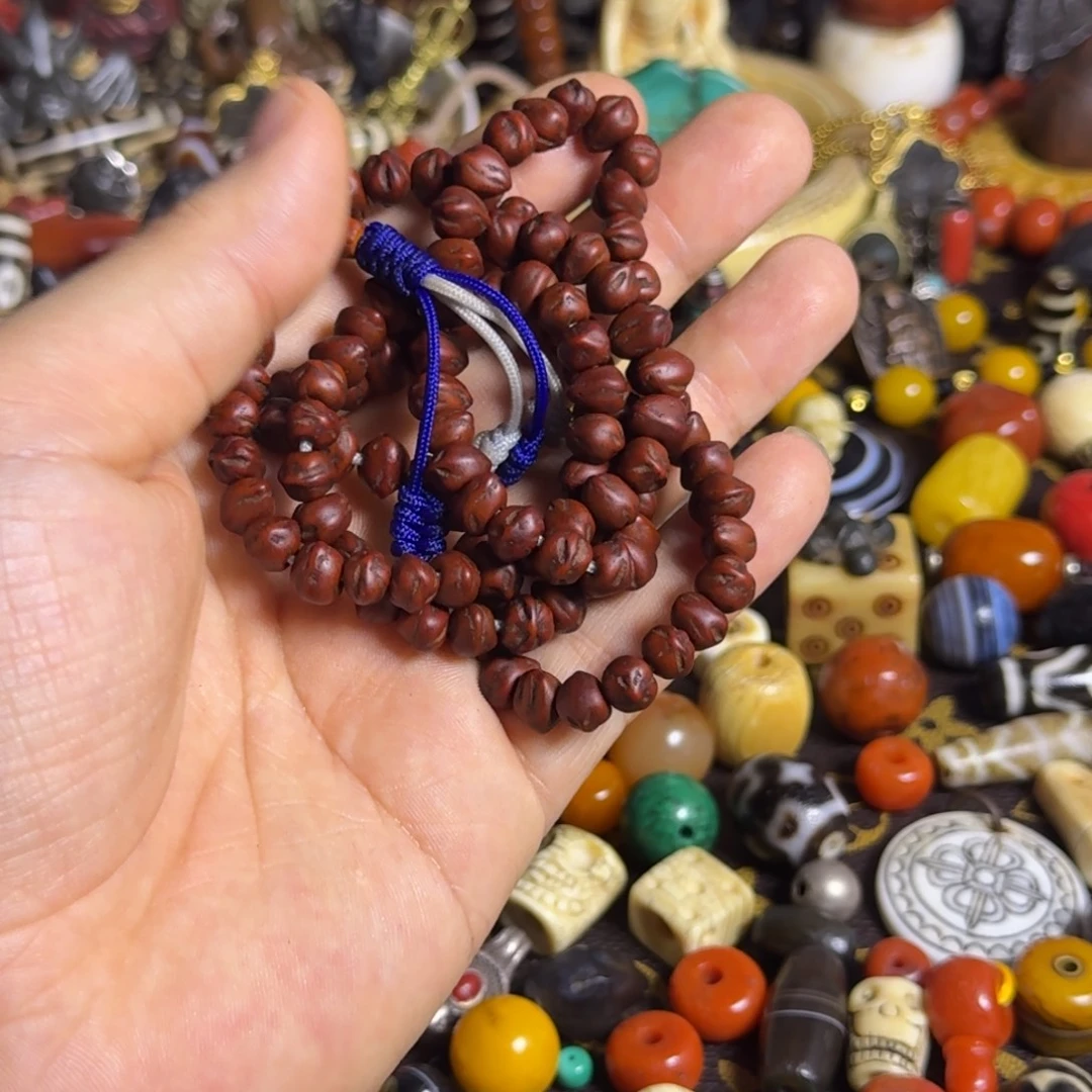 颈饰琉璃手串如图