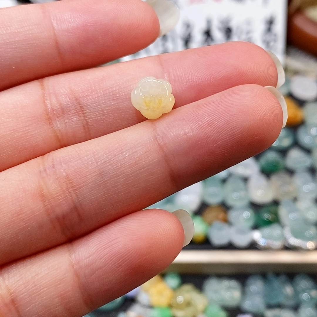 翡翠未镶嵌颈饰莲花珠