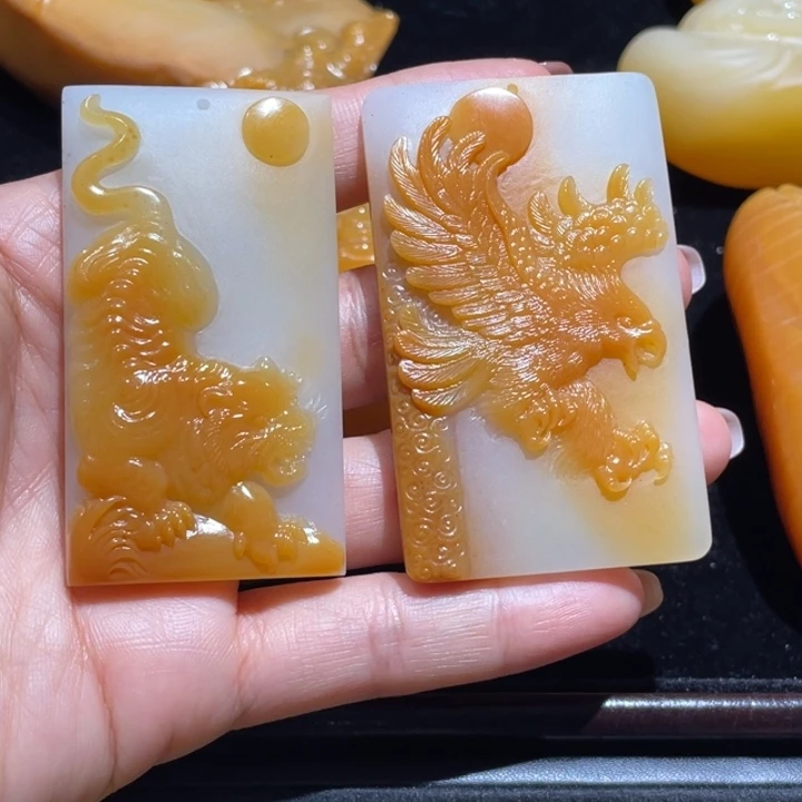 未镶嵌石英质玉（黄龙玉）挂件两个