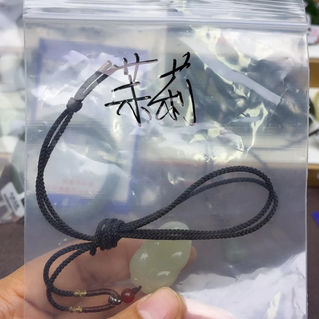 茉***花和田玉未镶嵌颈饰