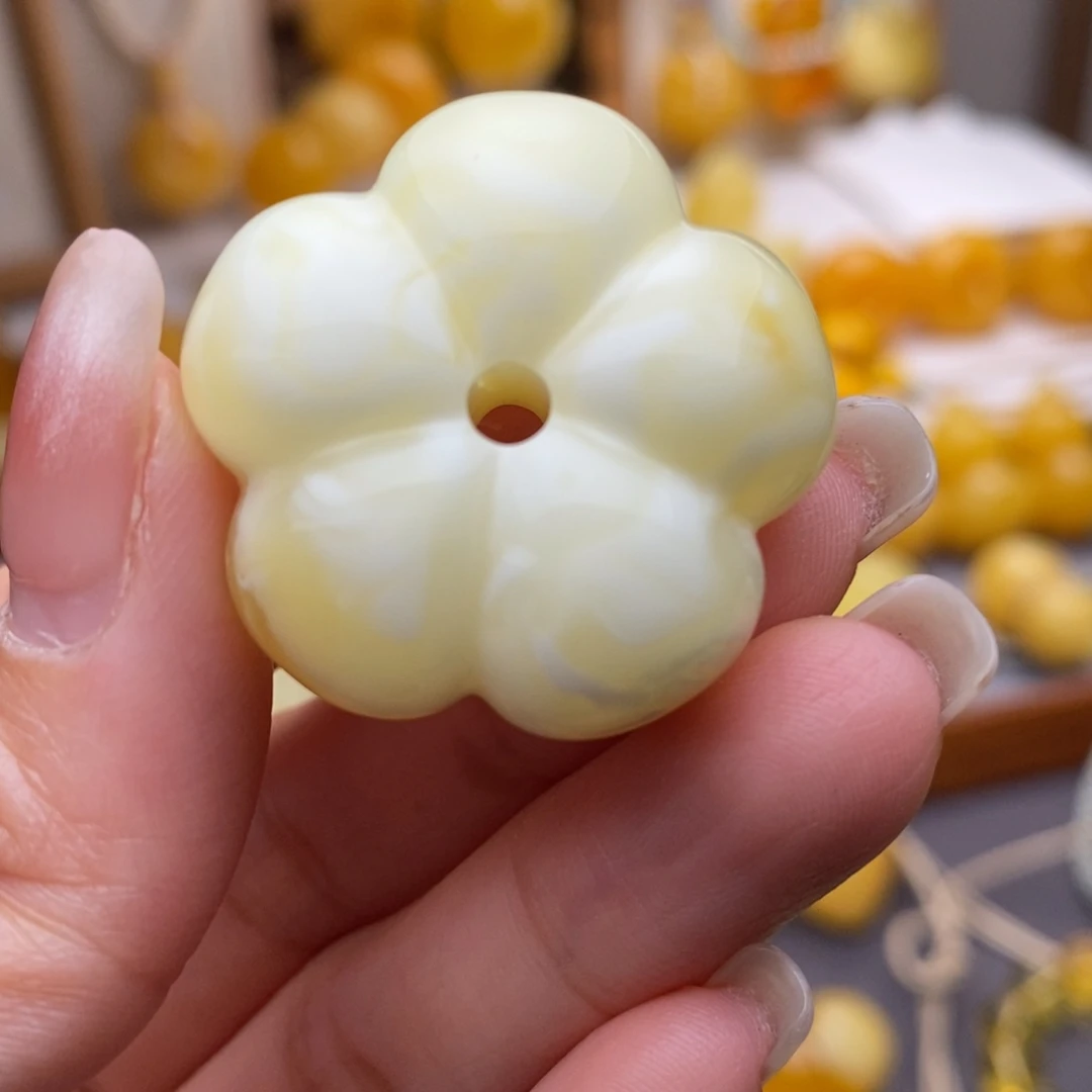 蜜蜡未镶嵌颈饰五瓣花