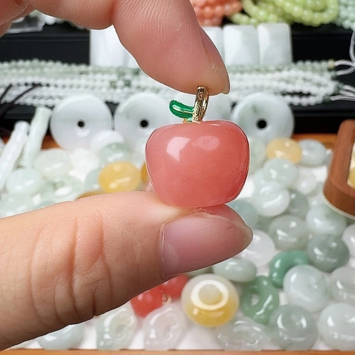 石英质玉未镶嵌颈饰平安果