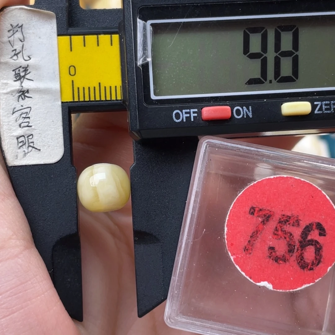 蜜蜡未镶嵌珠宝奇石