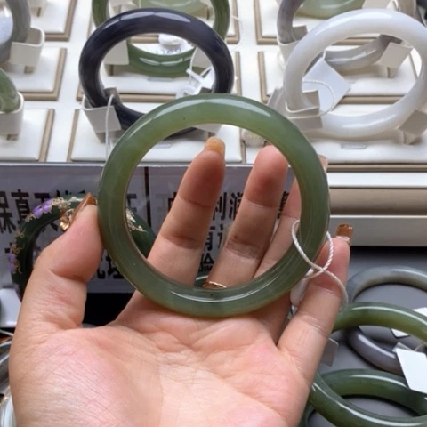 叫***哥未镶嵌手镯和田玉