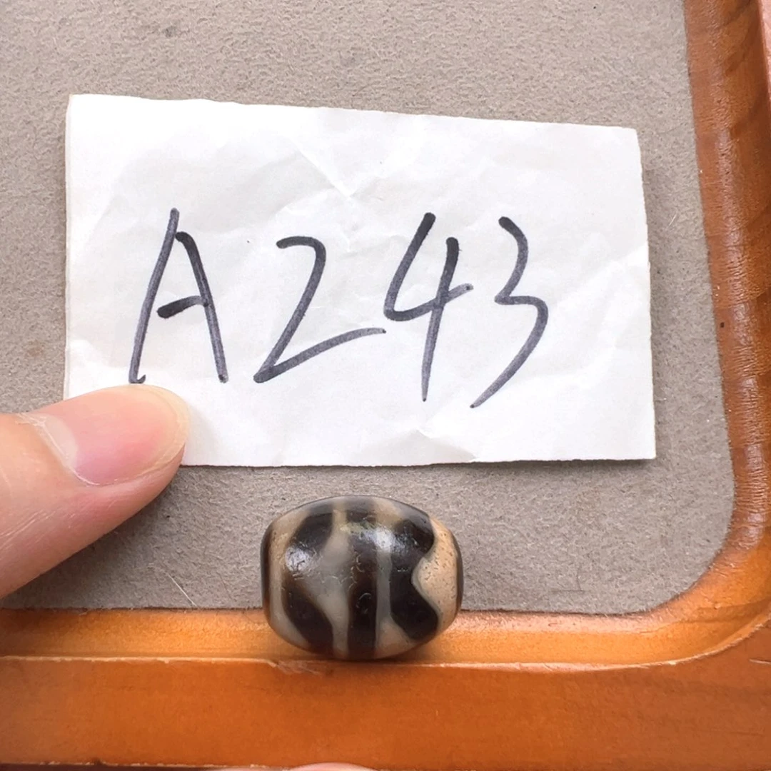 玛瑙/玉髓颈饰未镶嵌送皮绳一条 微带石纹处理品