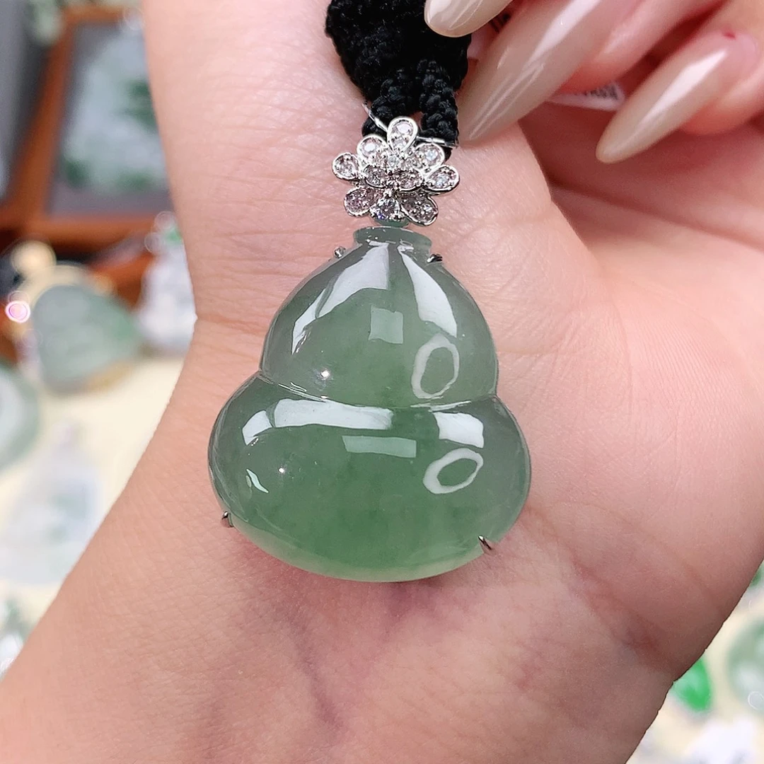 翡翠18K金镶嵌颈饰葫芦