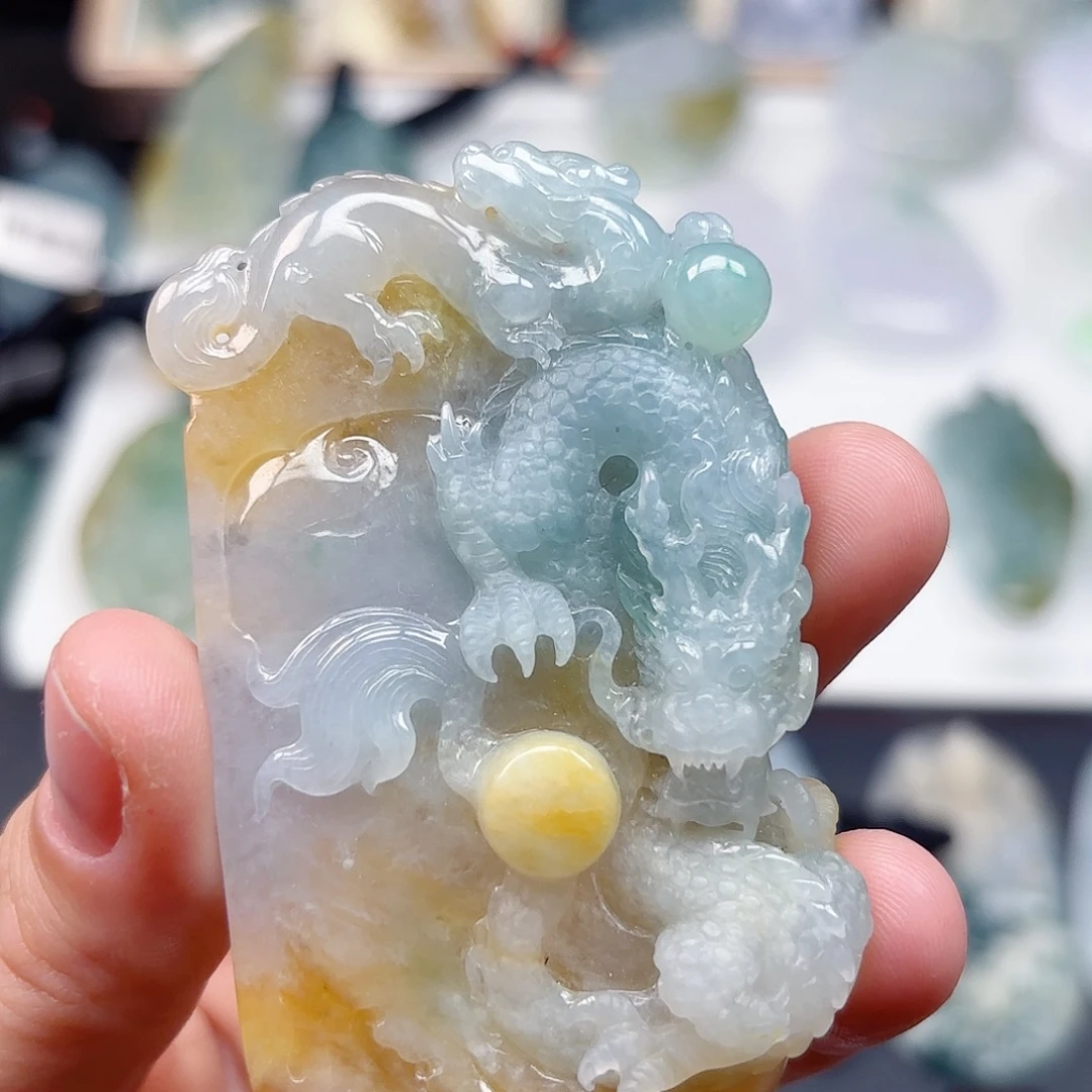 翡翠未镶嵌颈饰龙