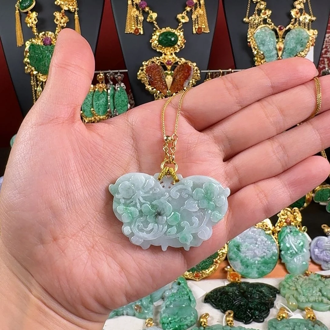 翡翠未镶嵌颈饰炸价