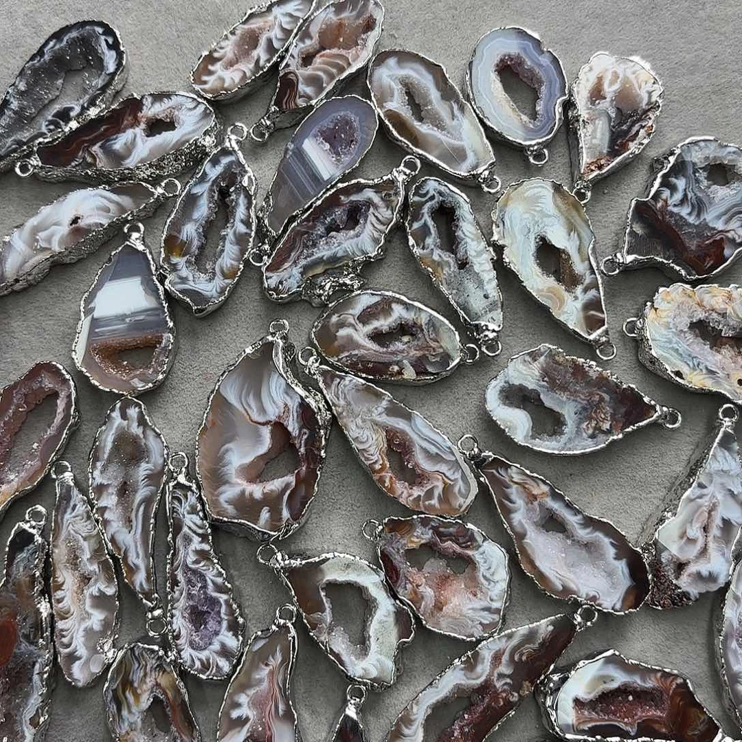 玛瑙/玉髓未镶嵌珠宝半成品红羽毛晶洞吊坠一颗单吊