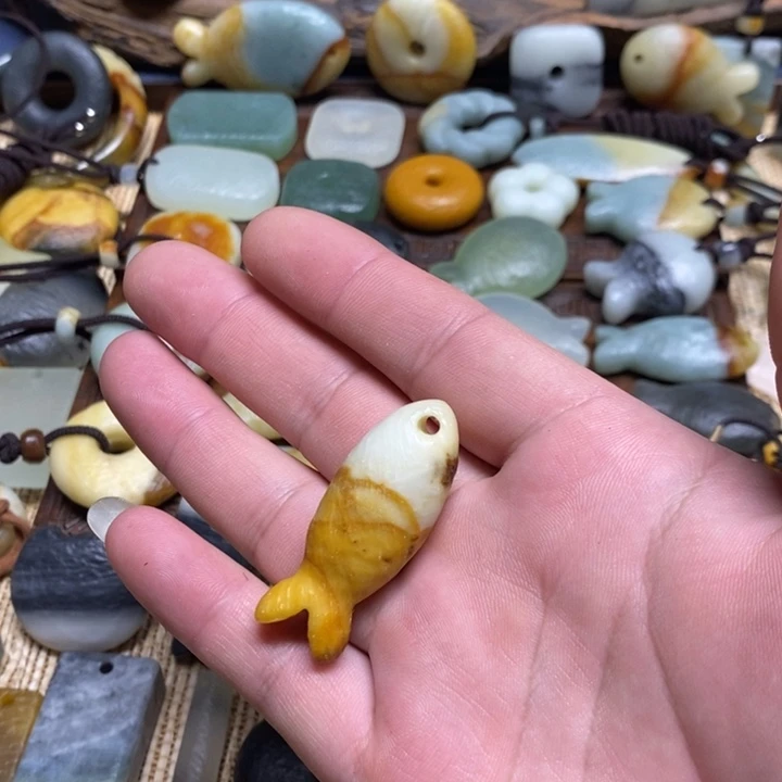 三***道蛇纹石玉未镶嵌颈饰