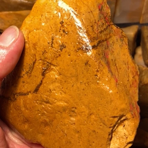 昌化石像****n昌化田黄鸡血石