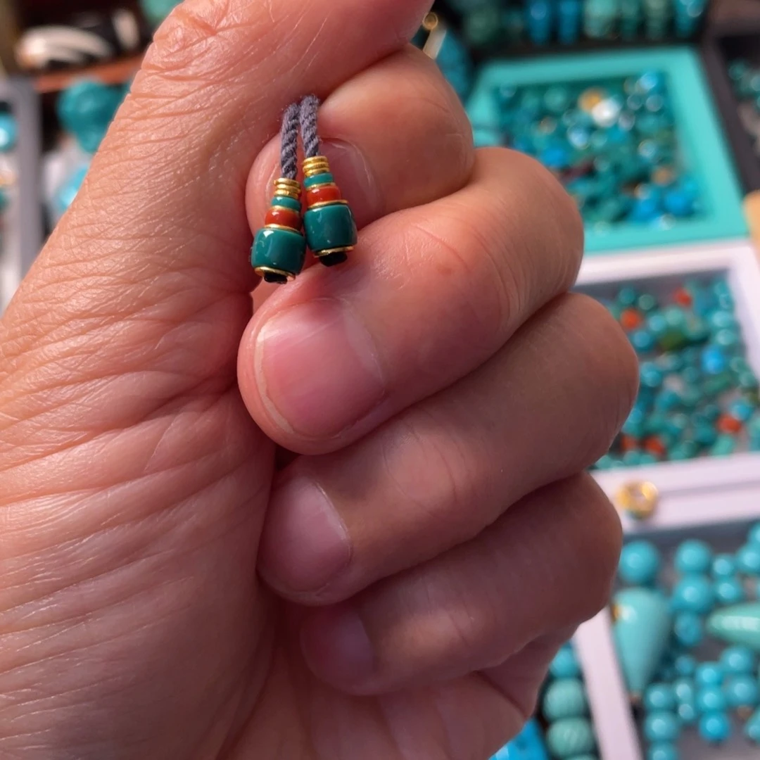 绿松石未镶嵌颈饰遇****。